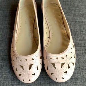 New Adrienne Vittadini Light Pink Floral Flat NWT